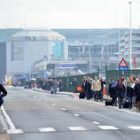 Pasajeros abandonan el Aeropuerto de Zaventem