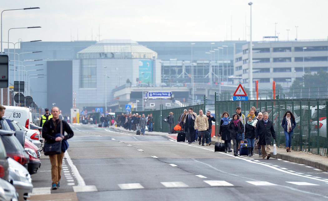 Pasajeros abandonan el Aeropuerto de Zaventem