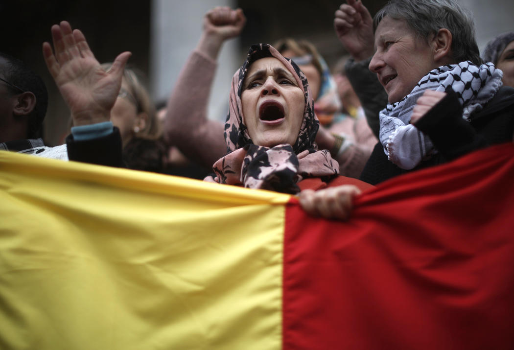 Mujer musulmana protesta contra los atentados de Bruselas