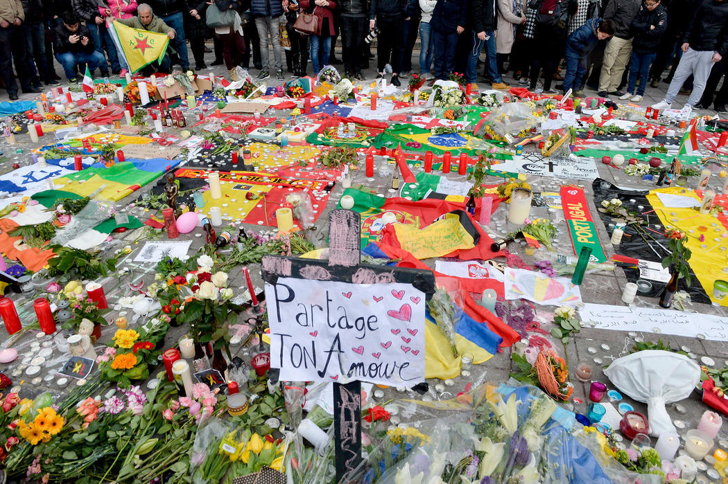 Personas de todo el mundo dejan sus mensajes de apoyo en Bruselas