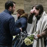 Una chica se derrumba ante la estación de Maalbeek