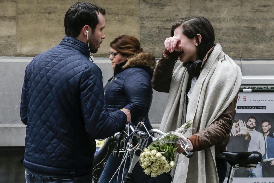 Una chica se derrumba ante la estación de Maalbeek