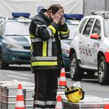 Un miembro del equipo de rescate llora en Maalbeek