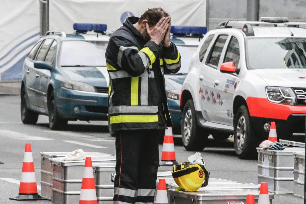 Un miembro del equipo de rescate llora en Maalbeek