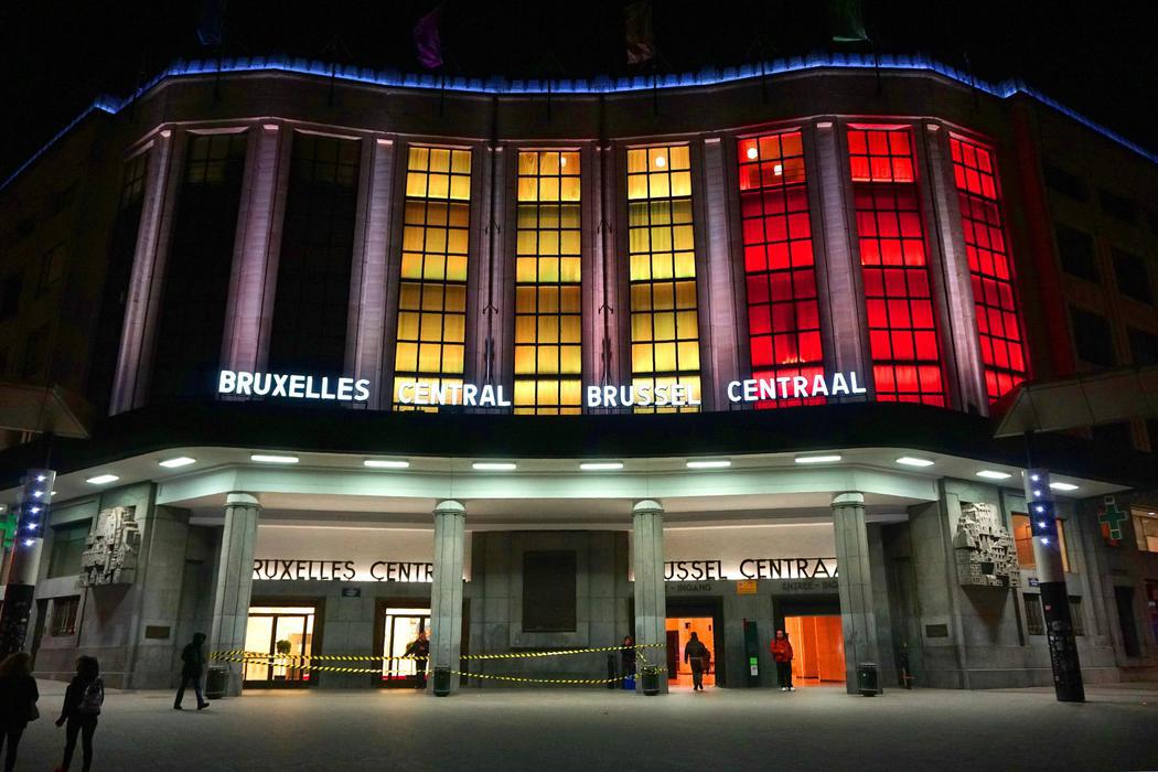 La estación de Bruselas se ilumina con los colores de la bandera belga