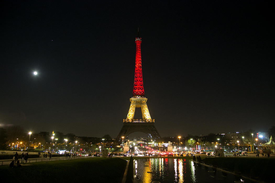 Y en París, la Torre Eiffel se solidariza con Bélgica