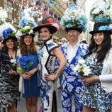 Un grupo de neoyorquinos posa con un tocado de hortensias