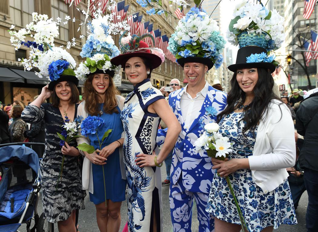 Un grupo de neoyorquinos posa con un tocado de hortensias