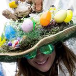 Una mujer enseña su sombrero especial para el desfile de Pascua