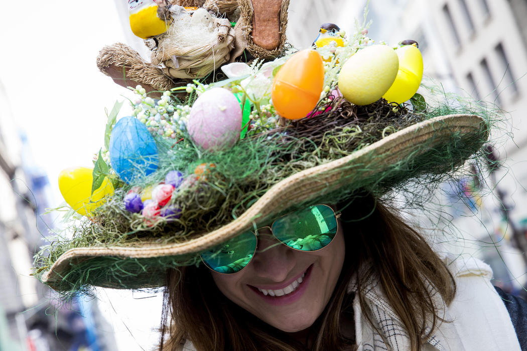 Una mujer enseña su sombrero especial para el desfile de Pascua