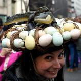 Una mujer diseña su sombrero de Pascua con huevos de reptil