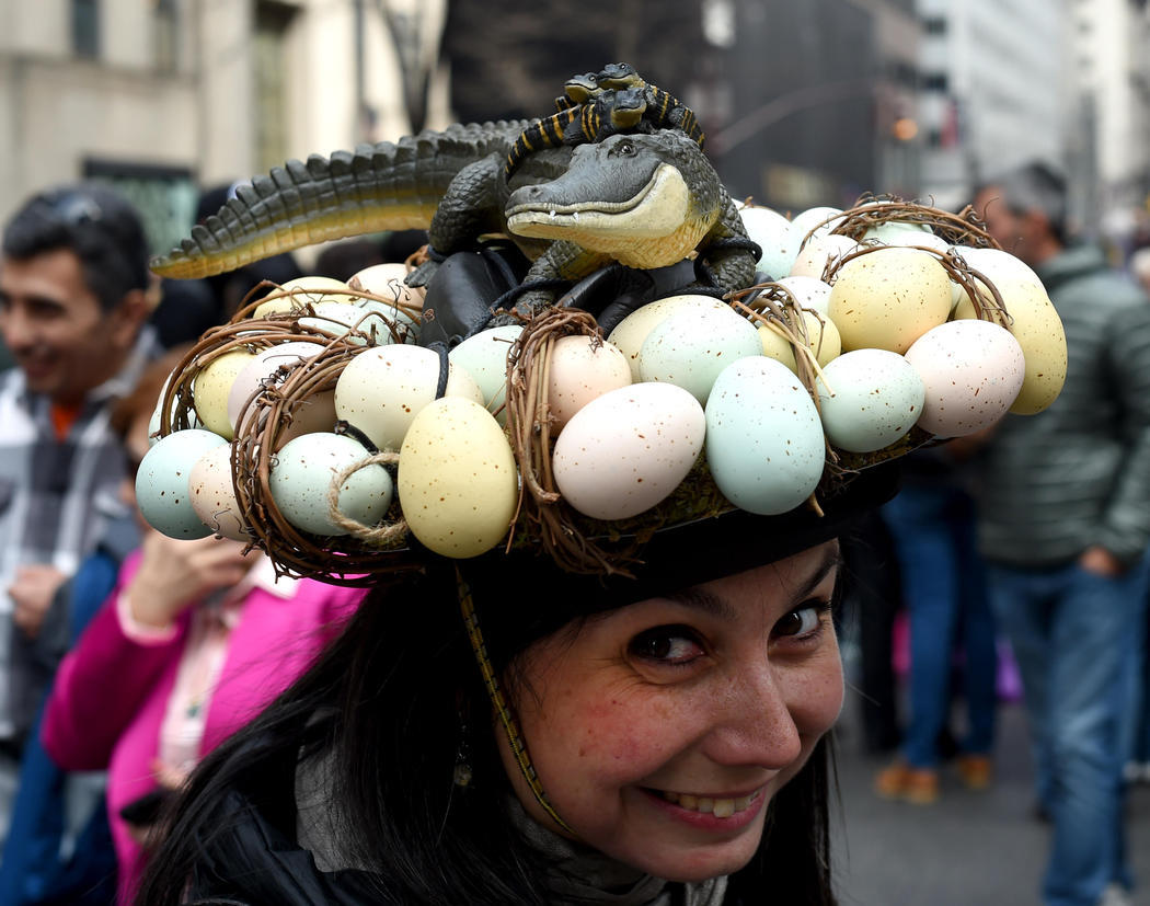 Una mujer diseña su sombrero de Pascua con huevos de reptil