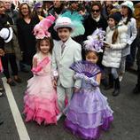 Unos niños se visten como en el siglo XIX para el desfile de Pascua