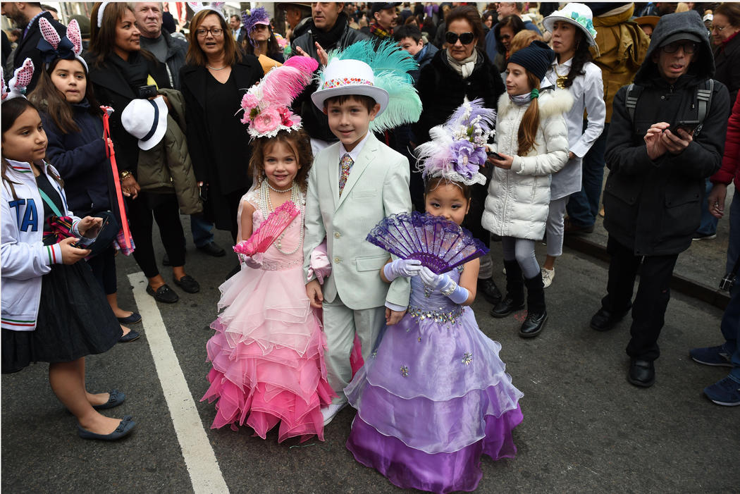 Unos niños se visten como en el siglo XIX para el desfile de Pascua