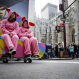 Unos hermanos descansan disfrazados de conejos de Pascua rosas