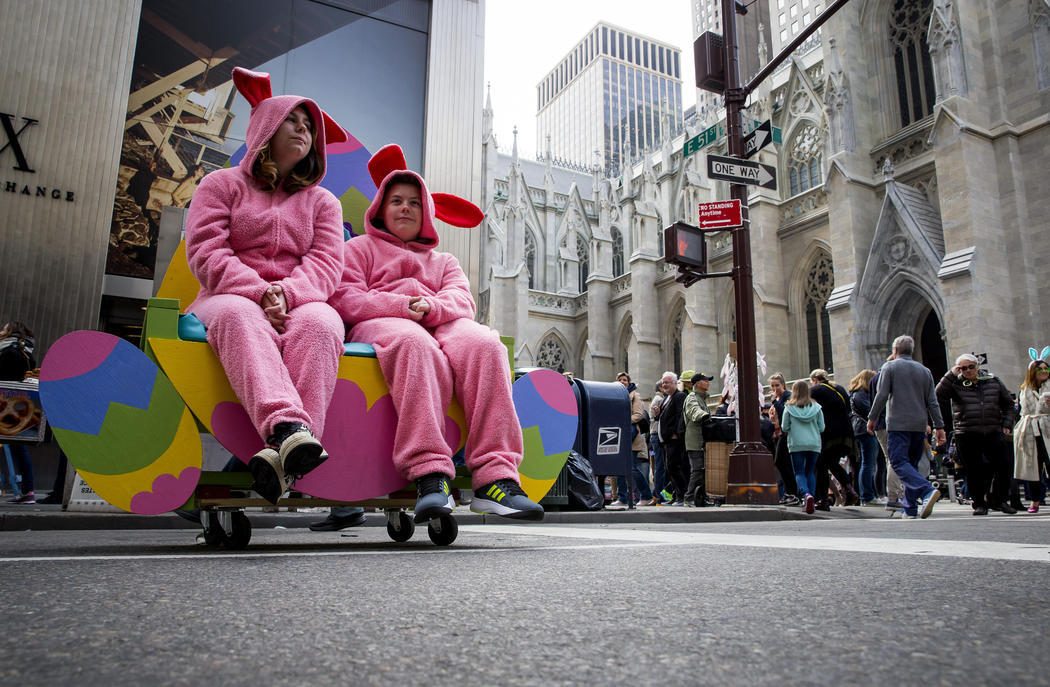 Unos hermanos descansan disfrazados de conejos de Pascua rosas