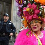 Una mujer celebra el Día de Pascua vestida de colores cálidos