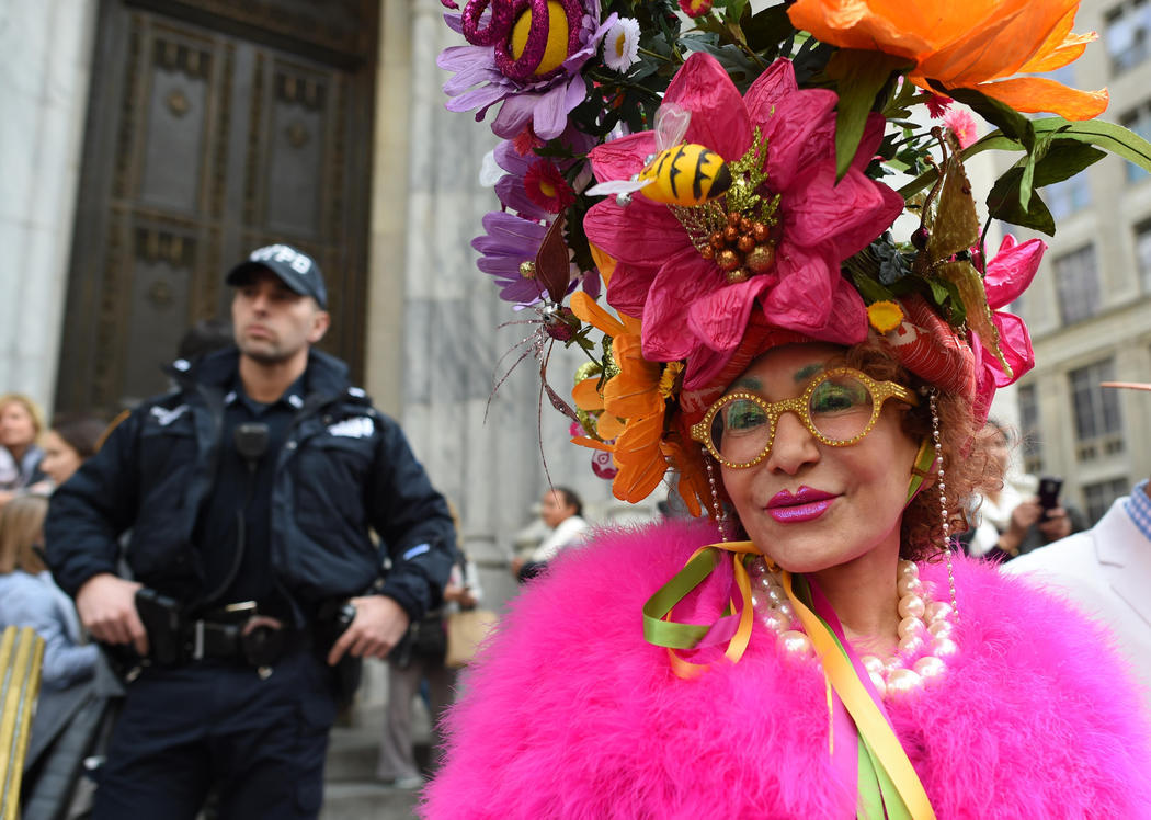 Una mujer celebra el Día de Pascua vestida de colores cálidos