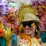 Una mujer homenajea al sol con su traje para el desfile del Día de Pascua