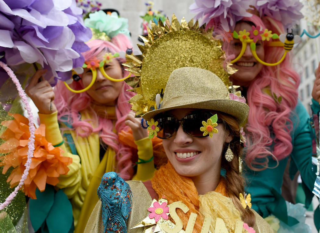 Una mujer homenajea al sol con su traje para el desfile del Día de Pascua
