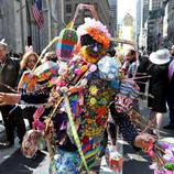 Un personaje se disfraza de Conejo de Pascua multicolor