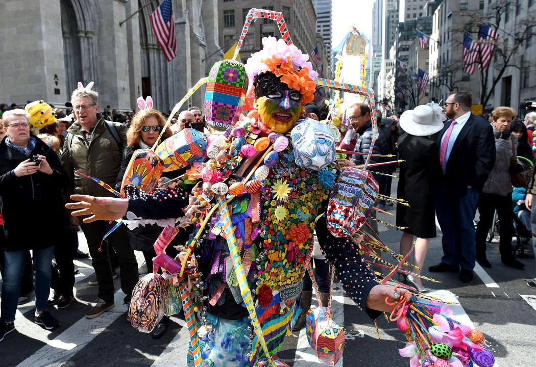 Un personaje se disfraza de Conejo de Pascua multicolor