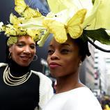 Dos mujeres lucen sus mejores galas en el Desfile de Pascua