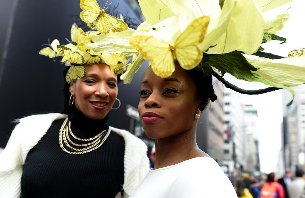 Dos mujeres lucen sus mejores galas en el Desfile de Pascua
