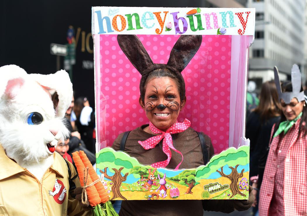 Una mujer se caracteriza de Conejo de Pascua de chocolate