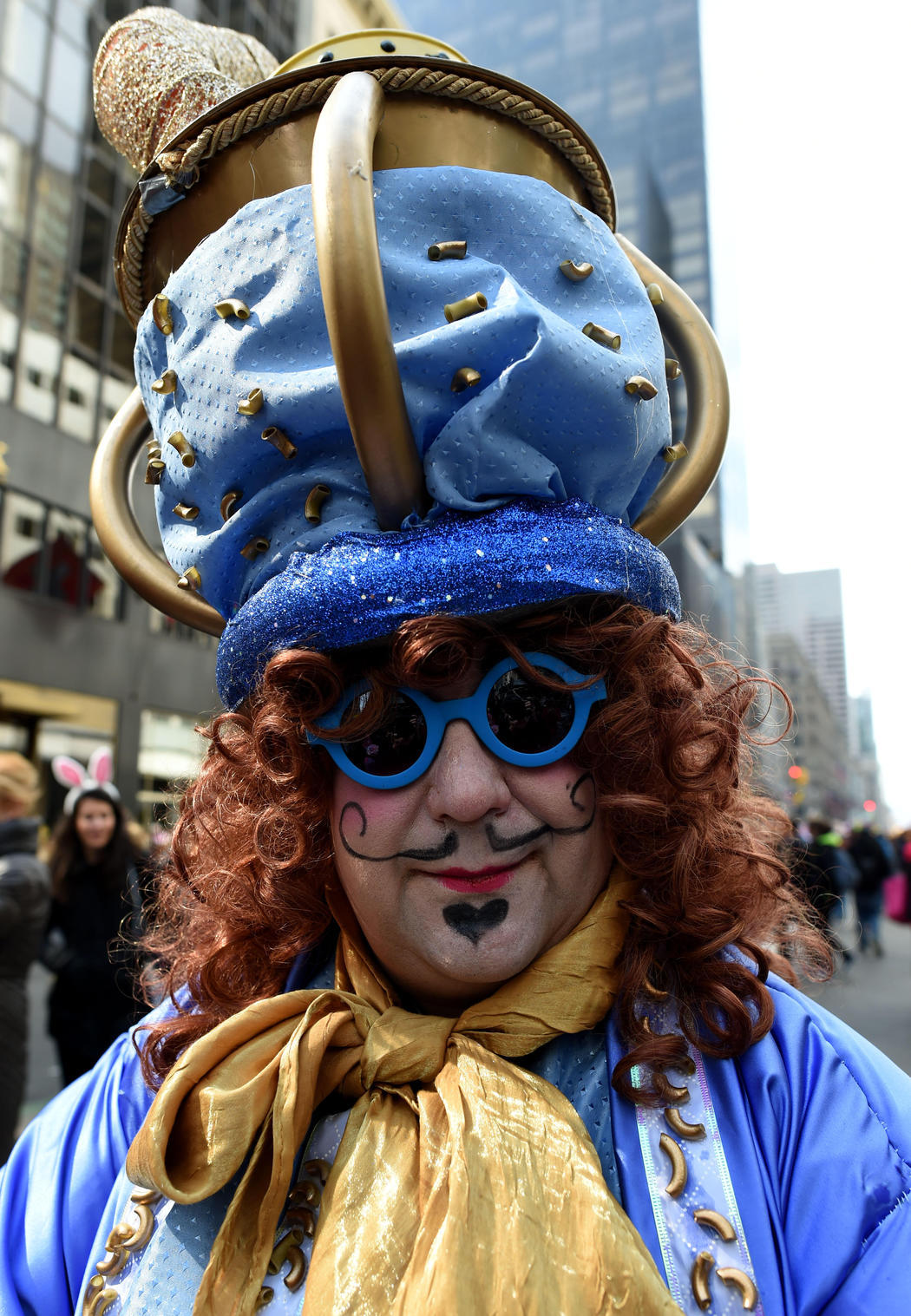 Un hombre enseña su tocado steampunk