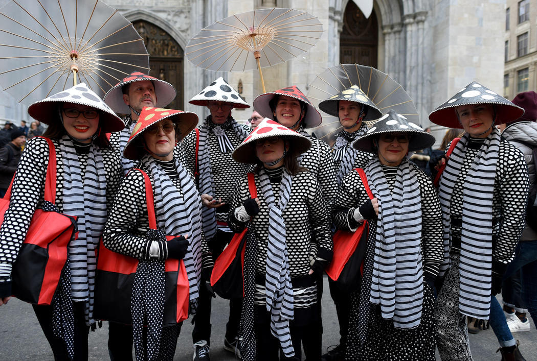 Un grupo viste con un traje oriental en el Desfile de Nueva York