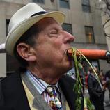Un señor se fuma una zanahoria en la Easter Parade