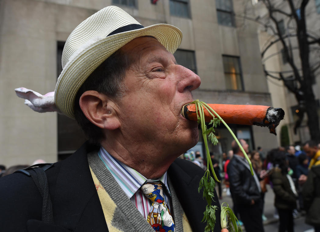 Un señor se fuma una zanahoria en la Easter Parade