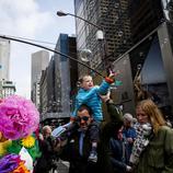 Un niño disfruta a hombros de su padre en el Desfile de Pascua de Nueva York