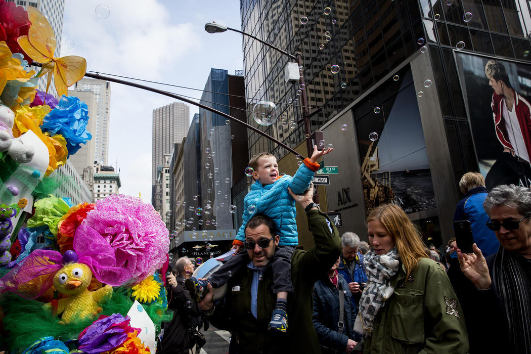Un niño disfruta a hombros de su padre en el Desfile de Pascua de Nueva York