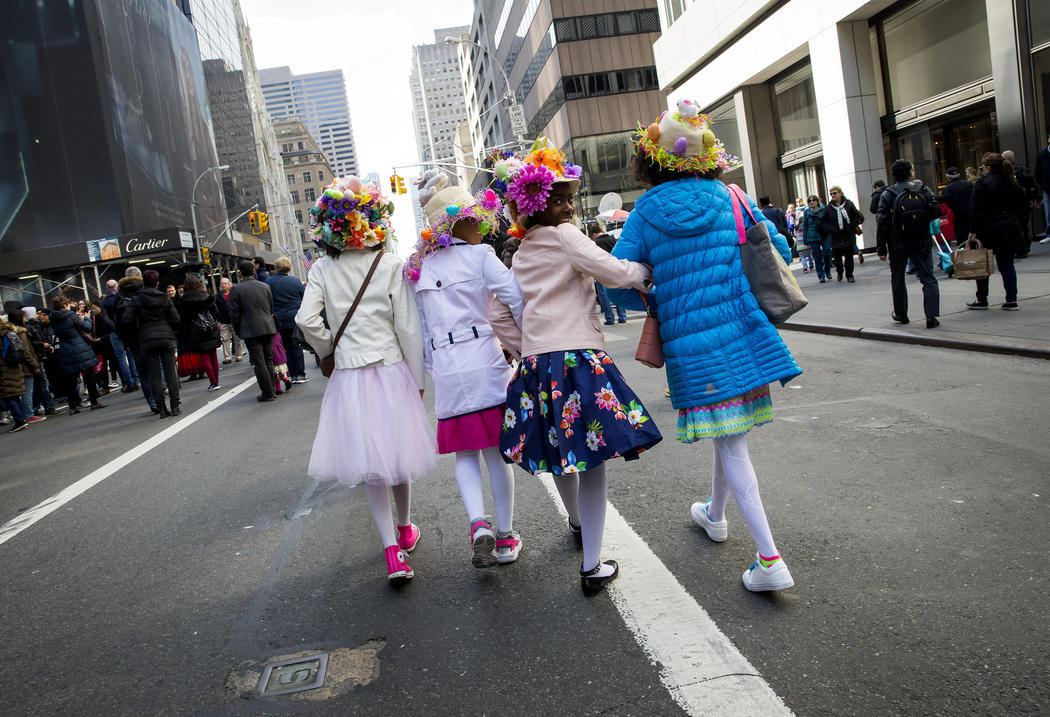 Un grupo de amigas caminan juntas en la Easter Parade