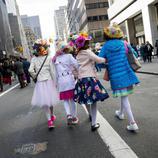 Un grupo de amigas caminan juntas en la Easter Parade