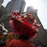 Una mujer representa la Pascua oriental en su tocado