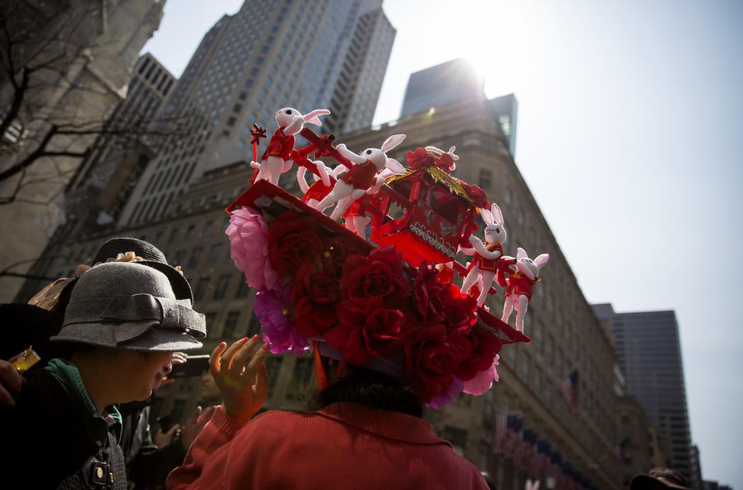 Una mujer representa la Pascua oriental en su tocado