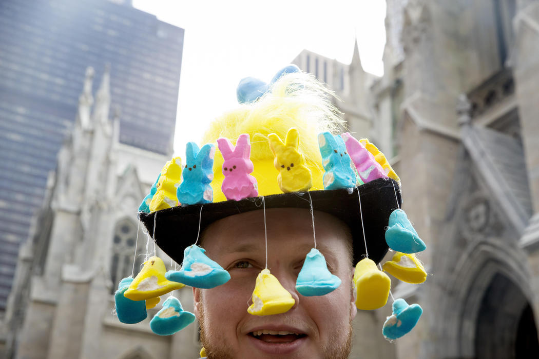 Un hombre luce un tocado precioso de Conejos de Pascua de colores