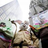 Un huevo de Pascua, un conejo Cazafantasmas y otro de chocolate desfilan juntos en la Easter Parade