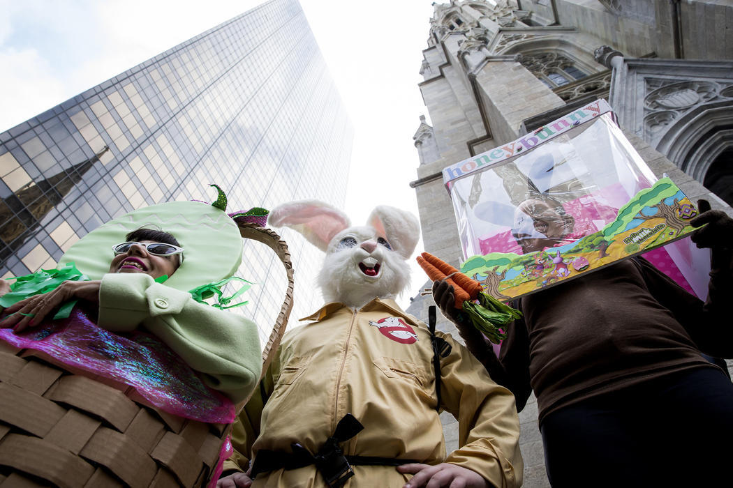 Un huevo de Pascua, un conejo Cazafantasmas y otro de chocolate desfilan juntos en la Easter Parade