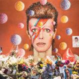 Homenajea a David Bowie como es debido