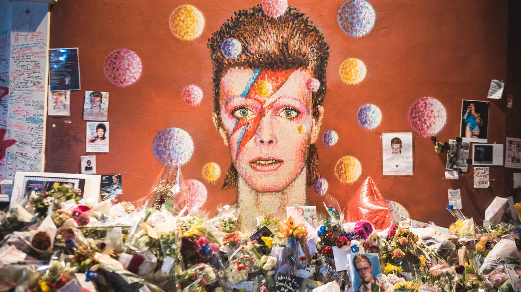Homenajea a David Bowie como es debido