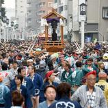 Una procesión de japoneses saca un paso con un pene gigante en su interior