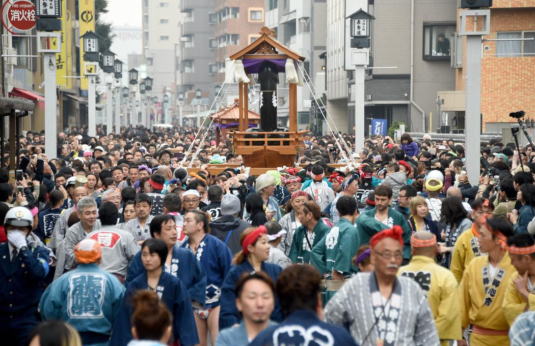 Una procesión de japoneses saca un paso con un pene gigante en su interior