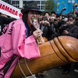 Una mujer cabalga un falo gigante de madera