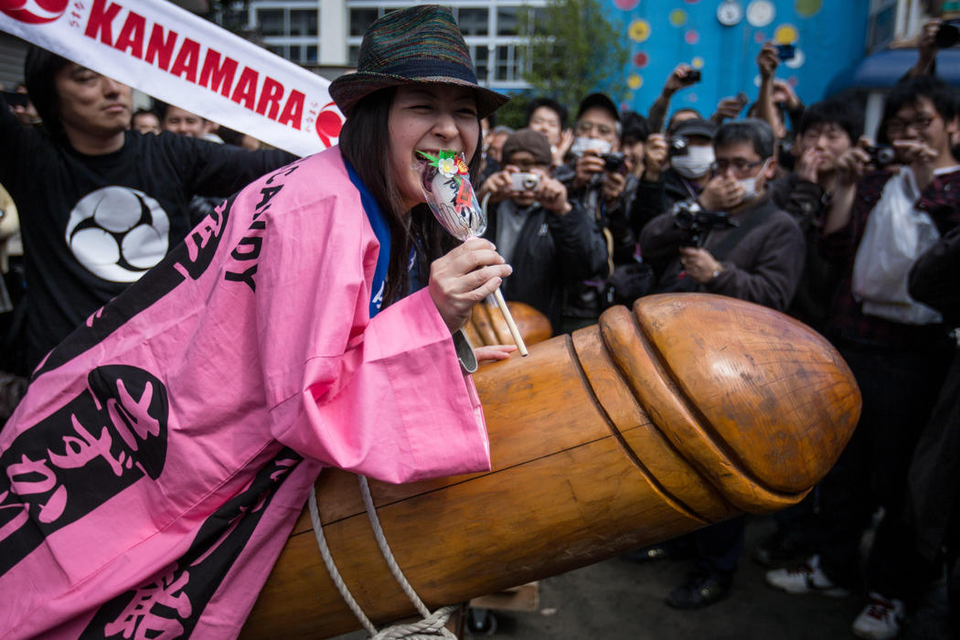 Una mujer cabalga un falo gigante de madera