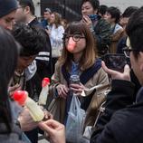 Una mujer lleva una máscara con forma de pene en el Kanamara Matsuri