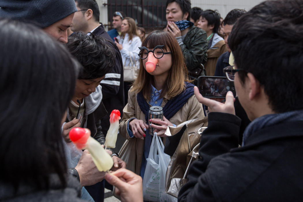 Una mujer lleva una máscara con forma de pene en el Kanamara Matsuri